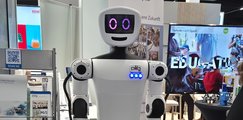Industrie 4.0 in der Praxis erleben Präsentationsmodell eines Roboters auf der Messe