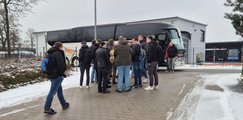 Industrie 4.0 in der Praxis erleben Schüler versammeln sich vor dem Bus
