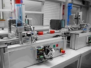 Simulation einer Fertigungsstraße im Laborbereich Versuchsaufbau aus dem Bereich Steuerungstechnik