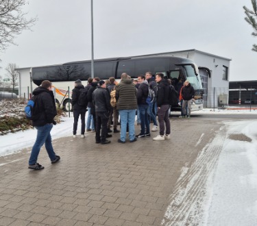 Schüler versammeln sich vor dem Bus 