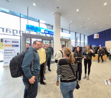 Schüler und Lehrer im Eingangsbereich vom Messegelände 