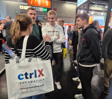 Schüler und Lehrerin im Gespräch auf der Messe