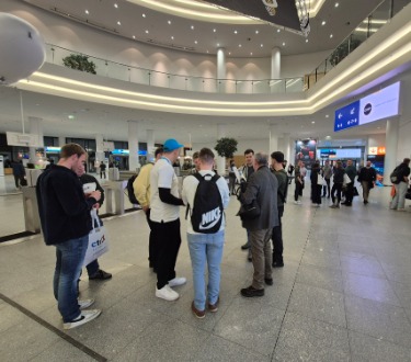 Schüllergruppe in der Messehalle