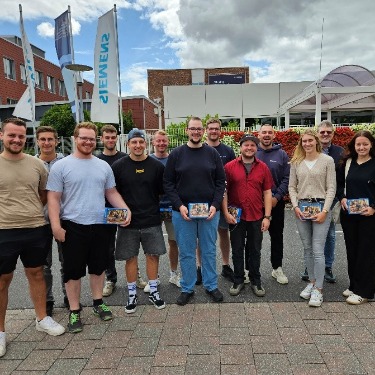 Gruppenfoto der Klasse MV1 mit Lehrer