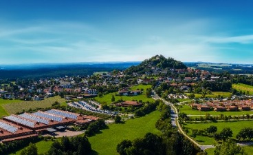 Luftbildaufnahme vom Ort Parkstein mit der Firma Witron