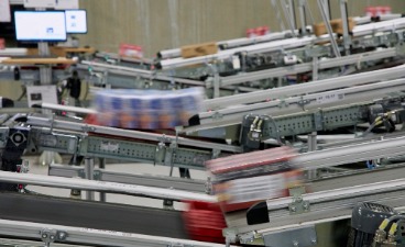 Ware die auf einem Rollenband transportiert wird