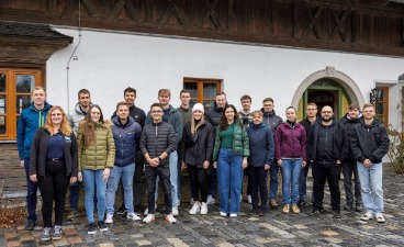 Gruppenbild der Schulklasse vor dem "Stüberl" bei Witron