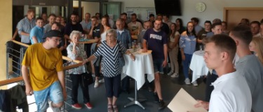 Gruppenbild im Foyer der Technikerschule bei Zeugnisübergabe