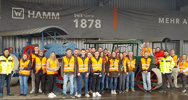 Gruppenbild vor den Walzen