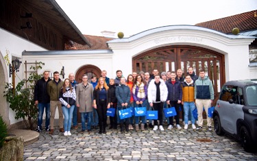 Technikerschüler vor dem Witrongebäude