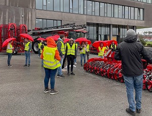 Schueler draussen bei der Fuehrung