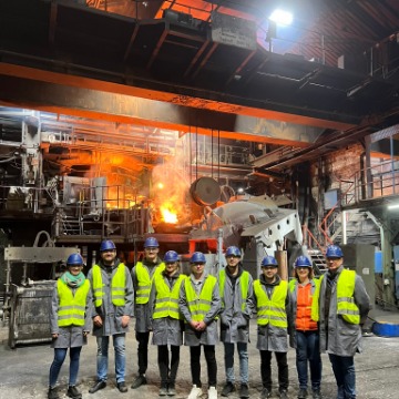 Gruppenbild der Klasse innen bei der LH